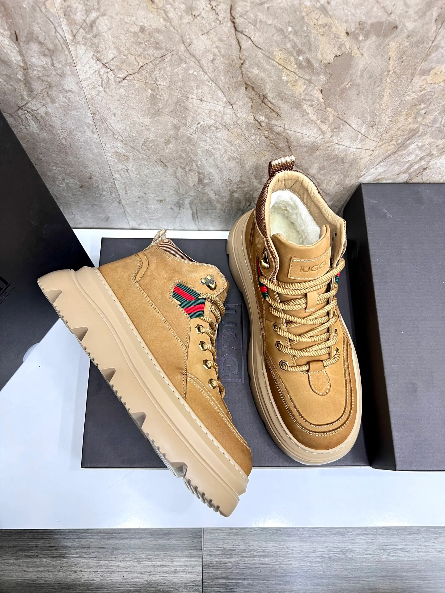 💰700 new UGG fur-integrated men's simple and fashionable snow shoes. The most worth buying at the end of this year are warm casual shoes. Whether you are out and about at home, their comfortable and warm performance will be your most suitable fashion companion! The material is cowhide upper and imported wool is used inside. Two layers of cowhide for warmth and comfort! The eva+ rubber patch outsole is cushioned, non-slip and wear-resistant, and has good elasticity. It is light and wear-resistant, comfortable and soft, and the new simple cut is more fashionable. It has both practicality and fashion sense, so you no longer have to worry about how to match it in winter, while still maintaining your fashionable taste. High-quality genuine wool produced in Dongguan. The material depends on the details! Size: 39-40-41-42-43-44